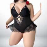 Body lingerie grande taille noir Linjury "Silhouette Envoûtante" avec dentelle et volants.