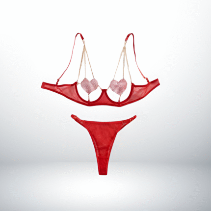 Ensemble lingerie rouge Linjury "Cœur Passion" avec soutien-gorge ouvert orné de cœurs et chaînes scintillantes, et culotte assortie.